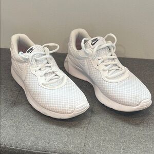 Nike Women's White Mesh Lightweight Running Shoes